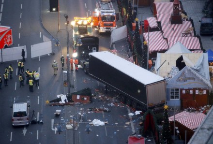 Terrore a Berlino, camion si scaglia contro mercatino di Natale